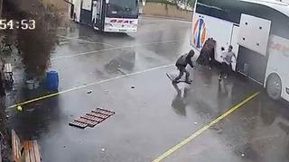 Otobüs perondan çıktı, saniyeler sonra toprak kayması oldu, görevli ise son anda kaçtı