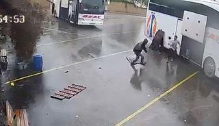 Otob&uuml;s perondan &ccedil;ıktı, saniyeler sonra toprak kayması oldu, g&ouml;revli ise son anda ka&ccedil;tı