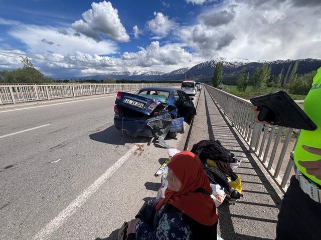 Erzincan-&Ccedil;ağlayan Karayolu&rsquo;nda trafik kazası: 2 yaralı 2