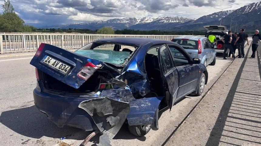 Erzincan-&Ccedil;ağlayan Karayolu&rsquo;nda trafik kazası: 2 yaralı