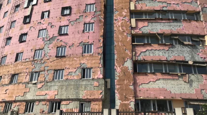 Taksim Eğitim ve Araştırma Hastanesi'nde dış cephe kaplamaları s&ouml;k&uuml;l&uuml;yor