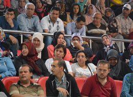 Kucaklarında çocuklarıyla kuradan isimlerinin çıkmasını beklediler