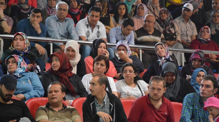 Kucaklarında çocuklarıyla kuradan isimlerinin çıkmasını beklediler