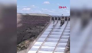 7 yıl sonra bir ilk! Atat&uuml;rk Barajı&rsquo;nda tahliye kapakları a&ccedil;ıldı