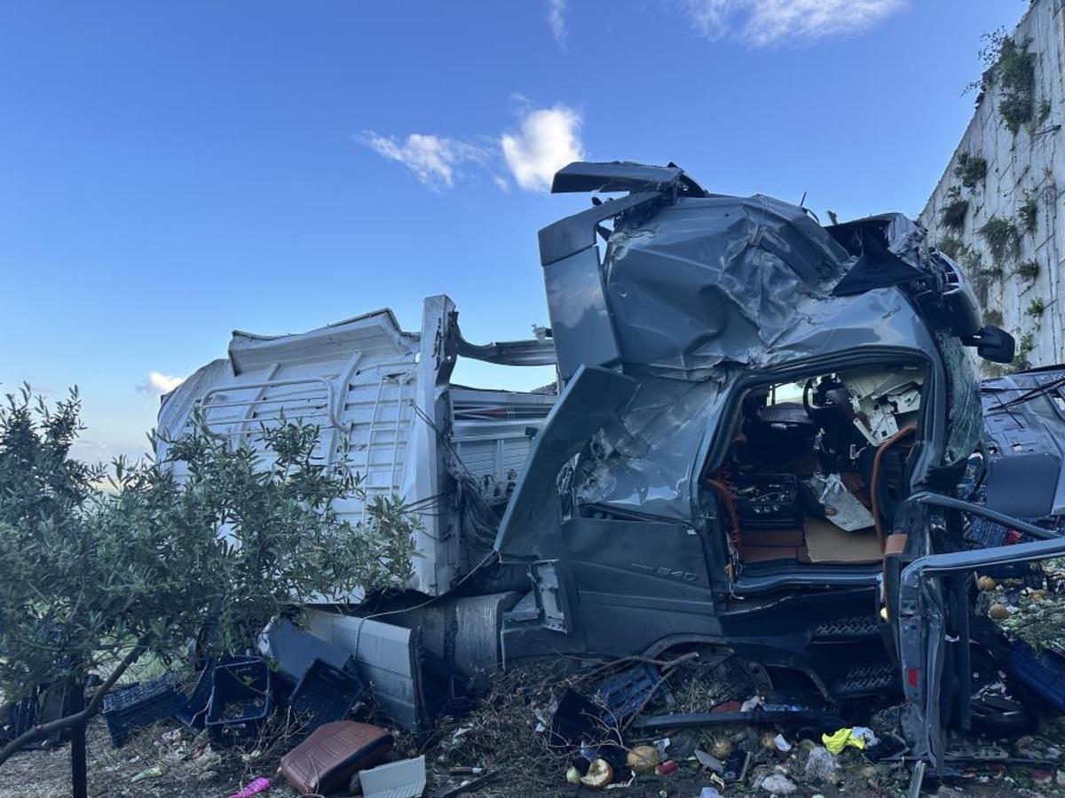 Otomobile çarpan sebze yüklü tır viyadükten aşağı uçtu: 3 ölü, 3 yaralı 2