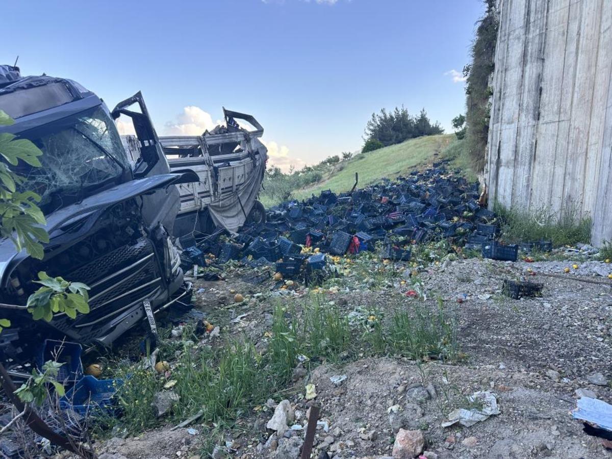 Otomobile çarpan sebze yüklü tır viyadükten aşağı uçtu: 3 ölü, 3 yaralı 4