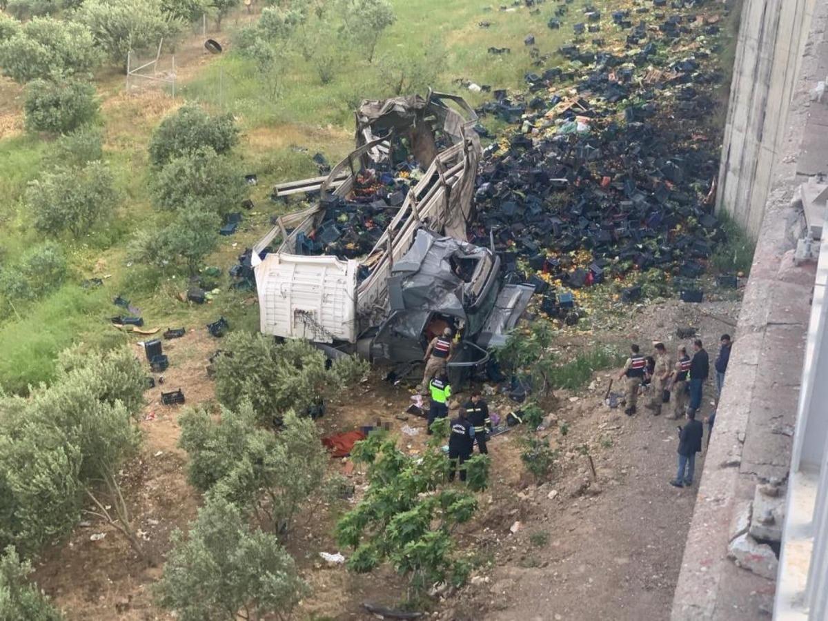 Otomobile çarpan sebze yüklü tır viyadükten aşağı uçtu: 3 ölü, 3 yaralı 6