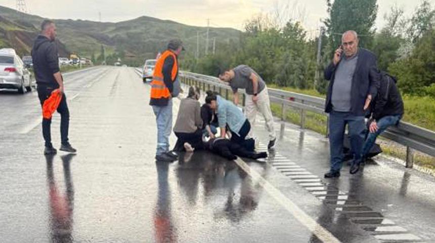 Kaza yapanlara yardım etmek isterken otomobilin &ccedil;arptığı yaya hayatını kaybetti