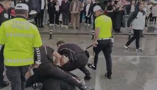 Yer: &Ccedil;orum! Bı&ccedil;akla taşkınlık &ccedil;ıkaran ş&uuml;pheli g&ouml;zaltına alındı