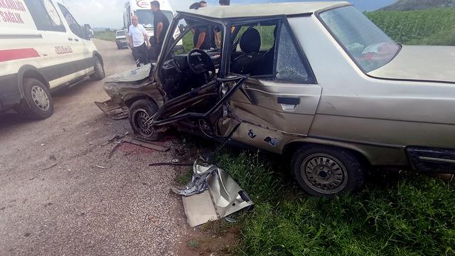 Adana'da iki otomobil çarpıştı! Yaralılar var