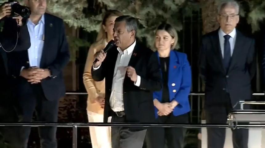&Ouml;zg&uuml;r &Ouml;zel, Kılı&ccedil;daroğlu'yla g&ouml;r&uuml;şmesini anlattı! "Boynumun borcudur" diyerek duyurdu