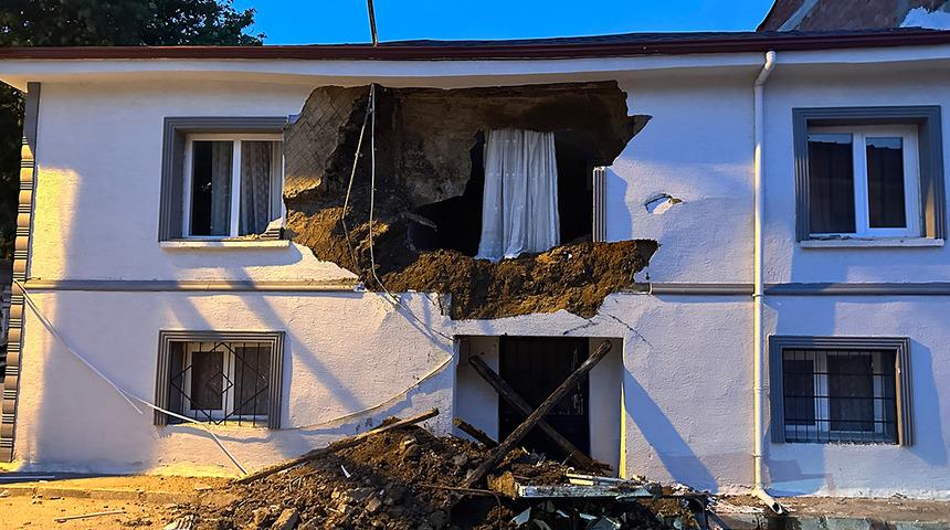 Bursa'da 2 katlı evin duvarı &ccedil;&ouml;kt&uuml;! "O sırada babam evdeydi"