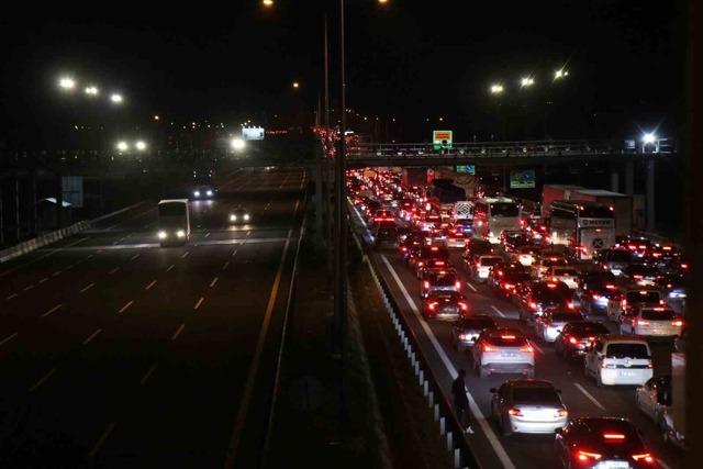 Bayram göçü başladı: Otoyolların kesişim noktasında trafik durdu 5