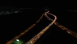 Bayram g&ouml;&ccedil;&uuml; başladı: Otoyolların kesişim noktasında trafik durdu