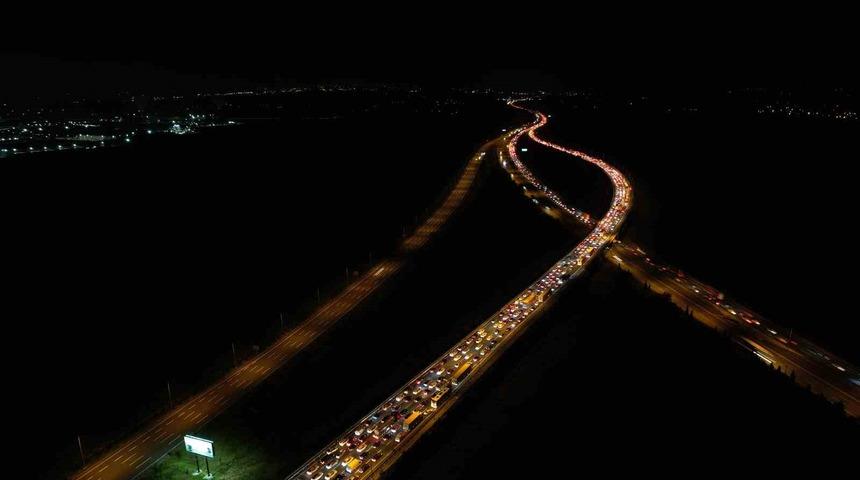 Bayram g&ouml;&ccedil;&uuml; başladı: Otoyolların kesişim noktasında trafik durdu