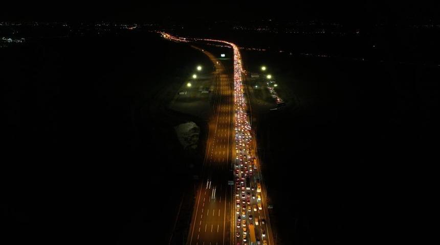 Bayram g&ouml;&ccedil;&uuml; başladı: Otoyolların kesişim noktasında trafik durdu