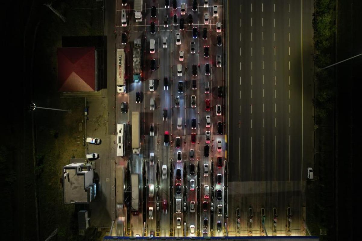 Bayram g&ouml;&ccedil;&uuml; başladı: Otoyolların kesişim noktasında trafik durdu 1