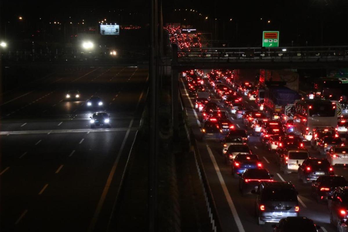 Bayram g&ouml;&ccedil;&uuml; başladı: Otoyolların kesişim noktasında trafik durdu 2