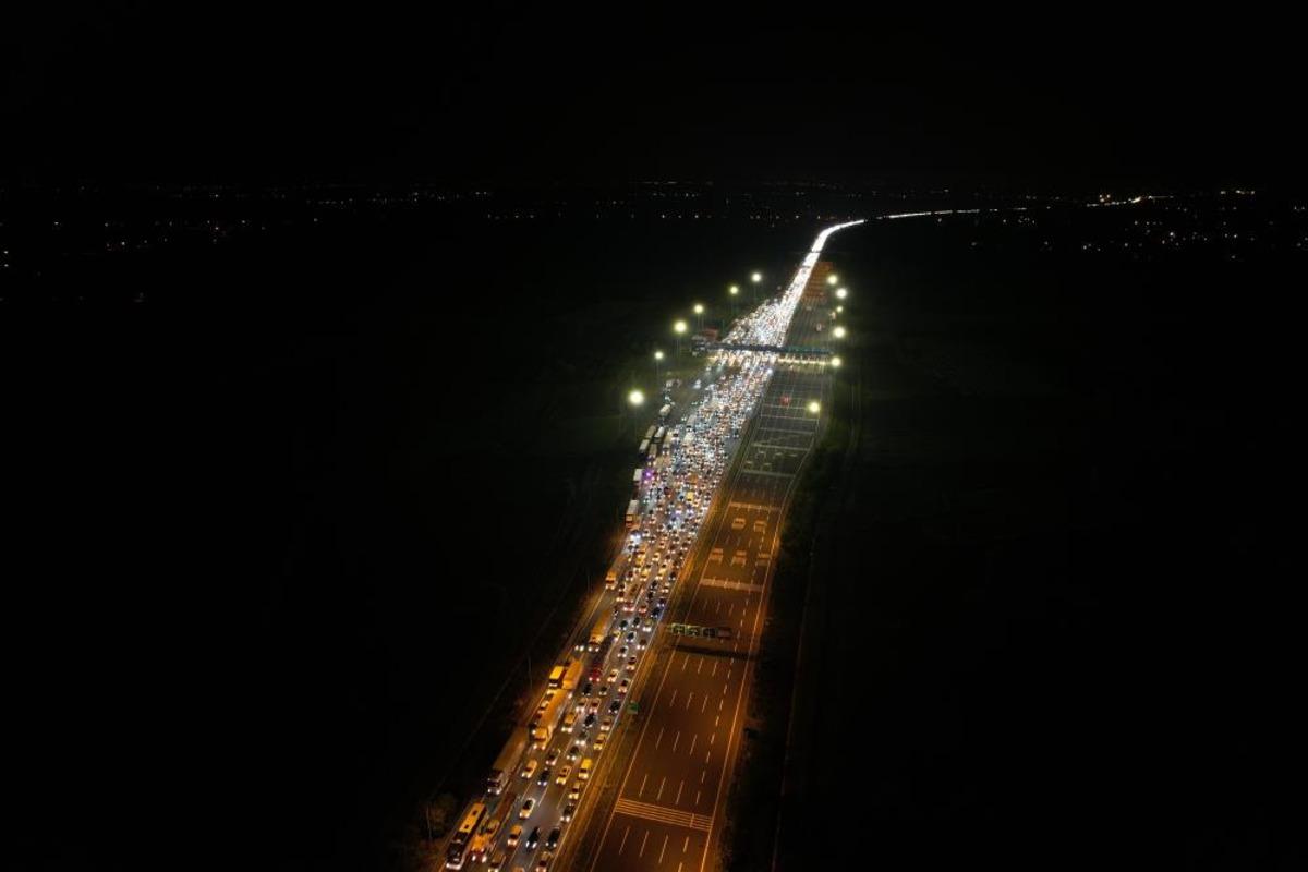 Bayram g&ouml;&ccedil;&uuml; başladı: Otoyolların kesişim noktasında trafik durdu 4