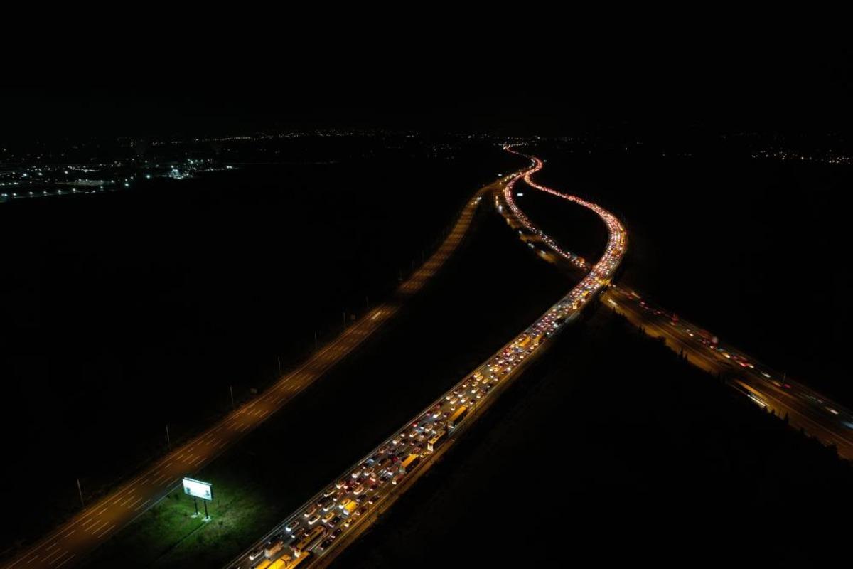 Bayram g&ouml;&ccedil;&uuml; başladı: Otoyolların kesişim noktasında trafik durdu 5
