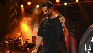Konserde korkutan anlar! Alevler bir anda y&uuml;kseldi