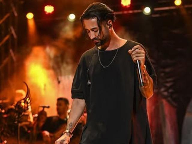 Konserde korkutan anlar! Alevler bir anda y&uuml;kseldi