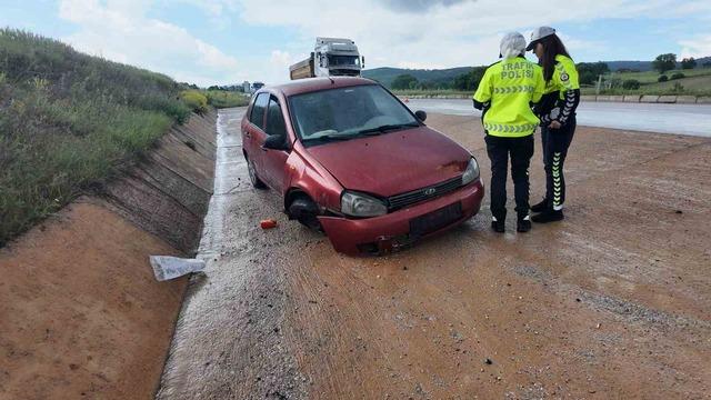 Gediz’de otomobil yoldan çıktı: 4 yaralı 2