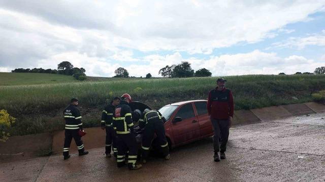Gediz’de otomobil yoldan çıktı: 4 yaralı