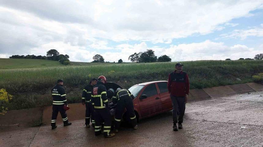 Gediz&rsquo;de otomobil yoldan &ccedil;ıktı: 4 yaralı