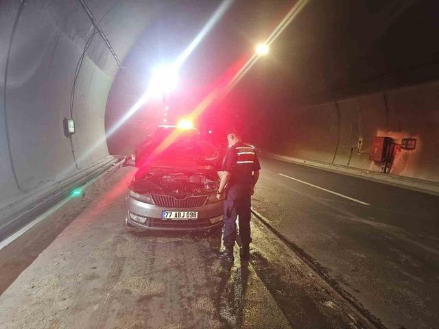 Seyir halindeki otomobil alev aldı 2