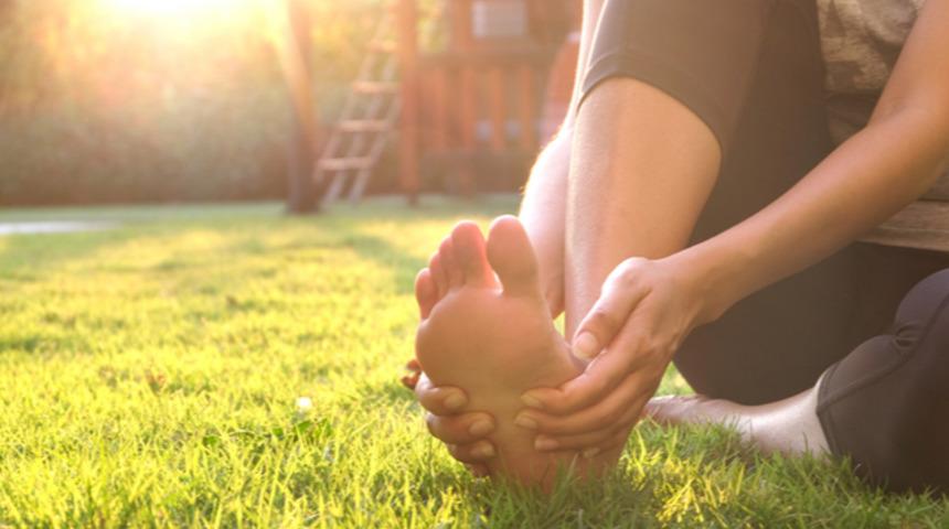 Yaz aylarında gün yüzüne çıkacak ayaklarımızın sağlığı için dikkat etmemiz gerekenler 