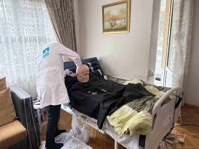 Pendik&rsquo;te yatağa bağımlı hastalara berber hizmeti devam ediyor 3