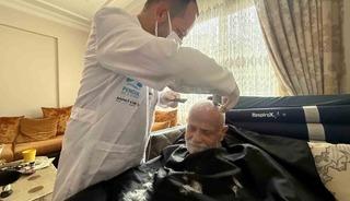 Pendik&rsquo;te yatağa bağımlı hastalara berber hizmeti devam ediyor