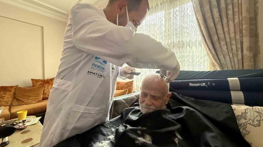 Pendik&rsquo;te yatağa bağımlı hastalara berber hizmeti devam ediyor