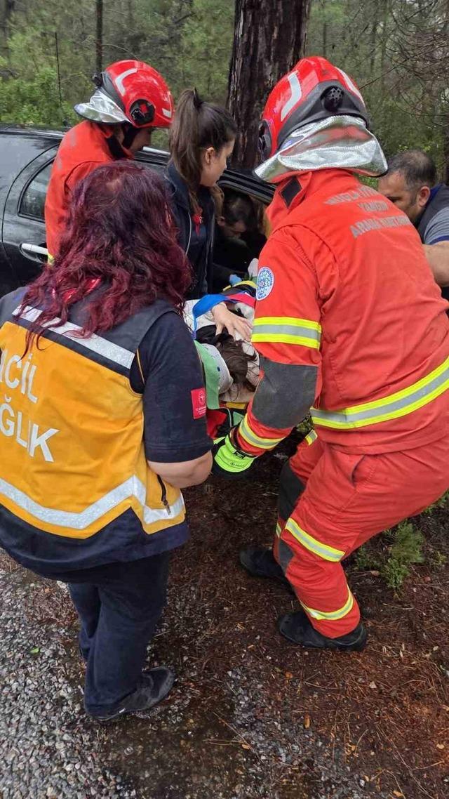 Kontrolden çıkan otomobil ormanlık alana uçtu: 1 yaralı 2