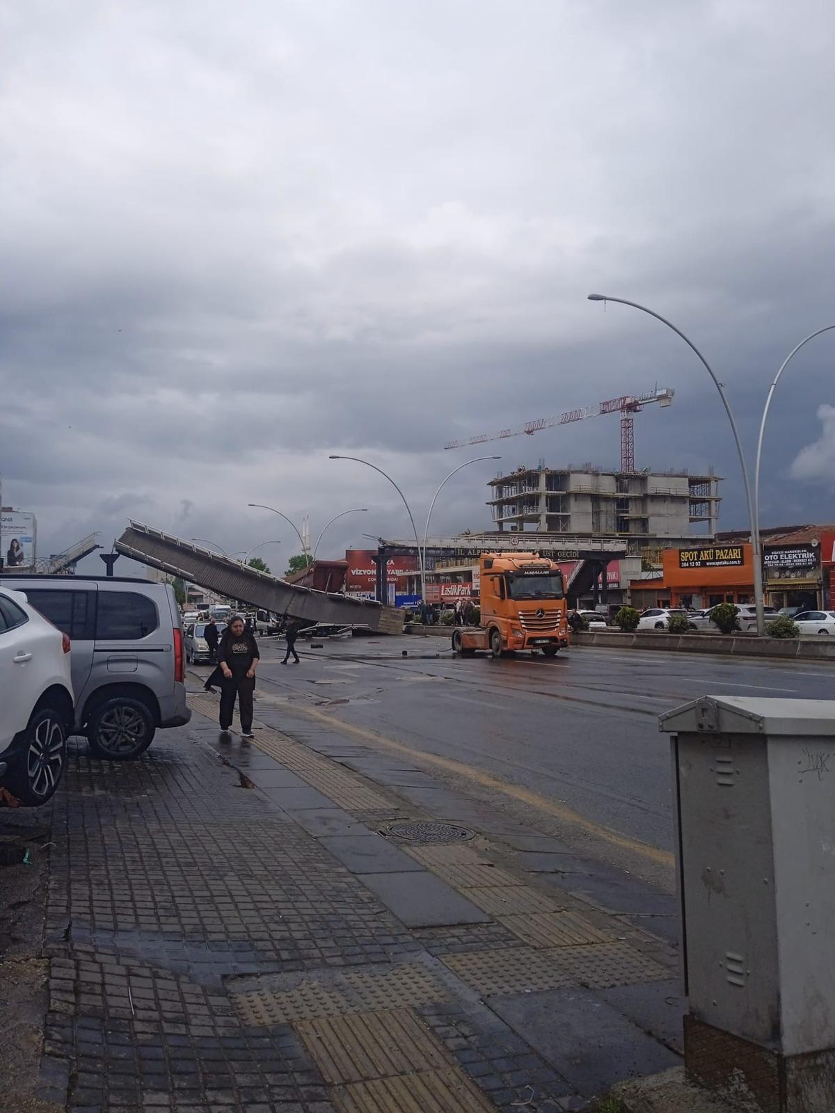Seyir halindeki kamyon &uuml;st ge&ccedil;idi yıktı: 3 yaralı!  2