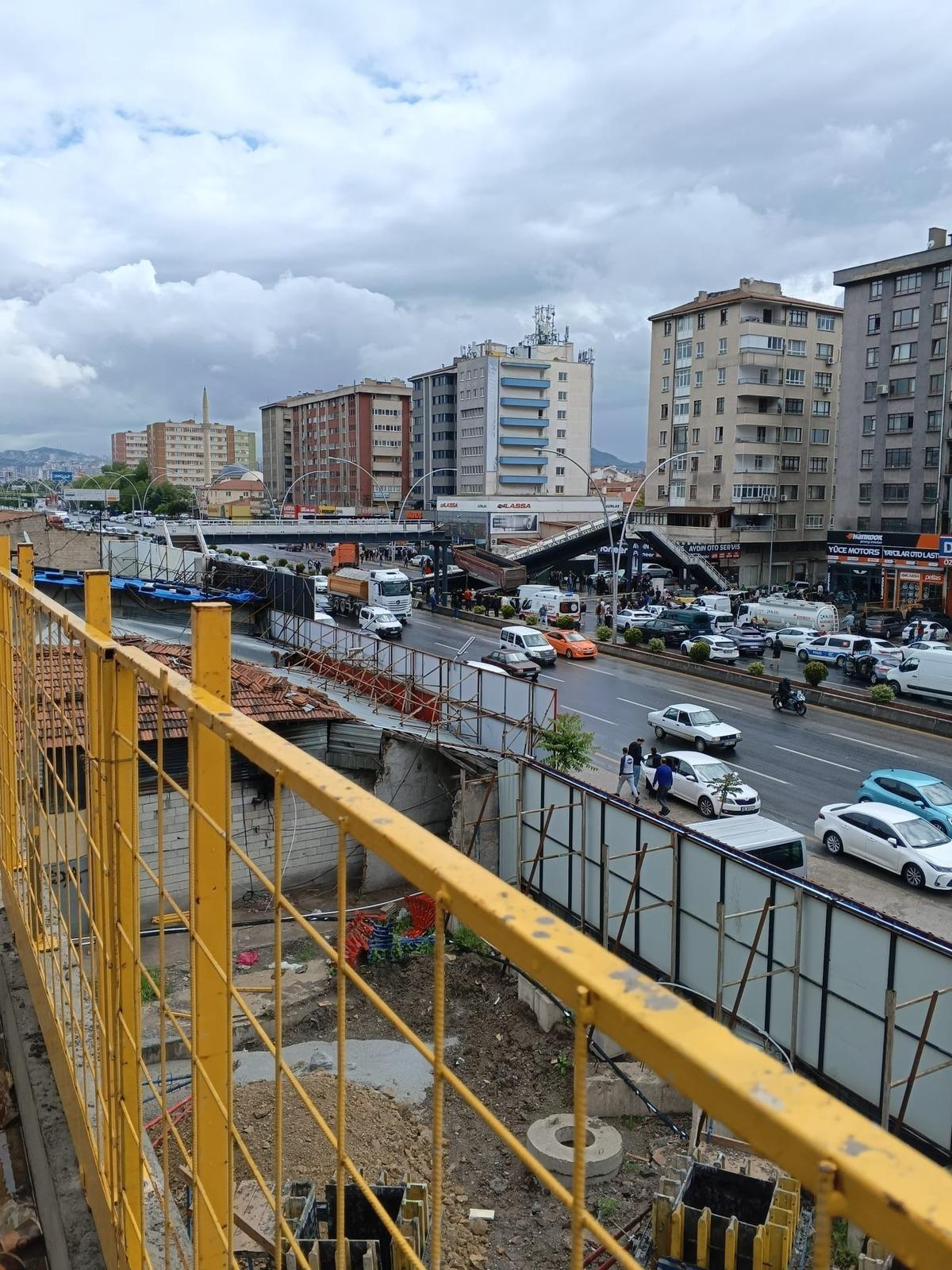 Seyir halindeki kamyon &uuml;st ge&ccedil;idi yıktı: 3 yaralı!  1