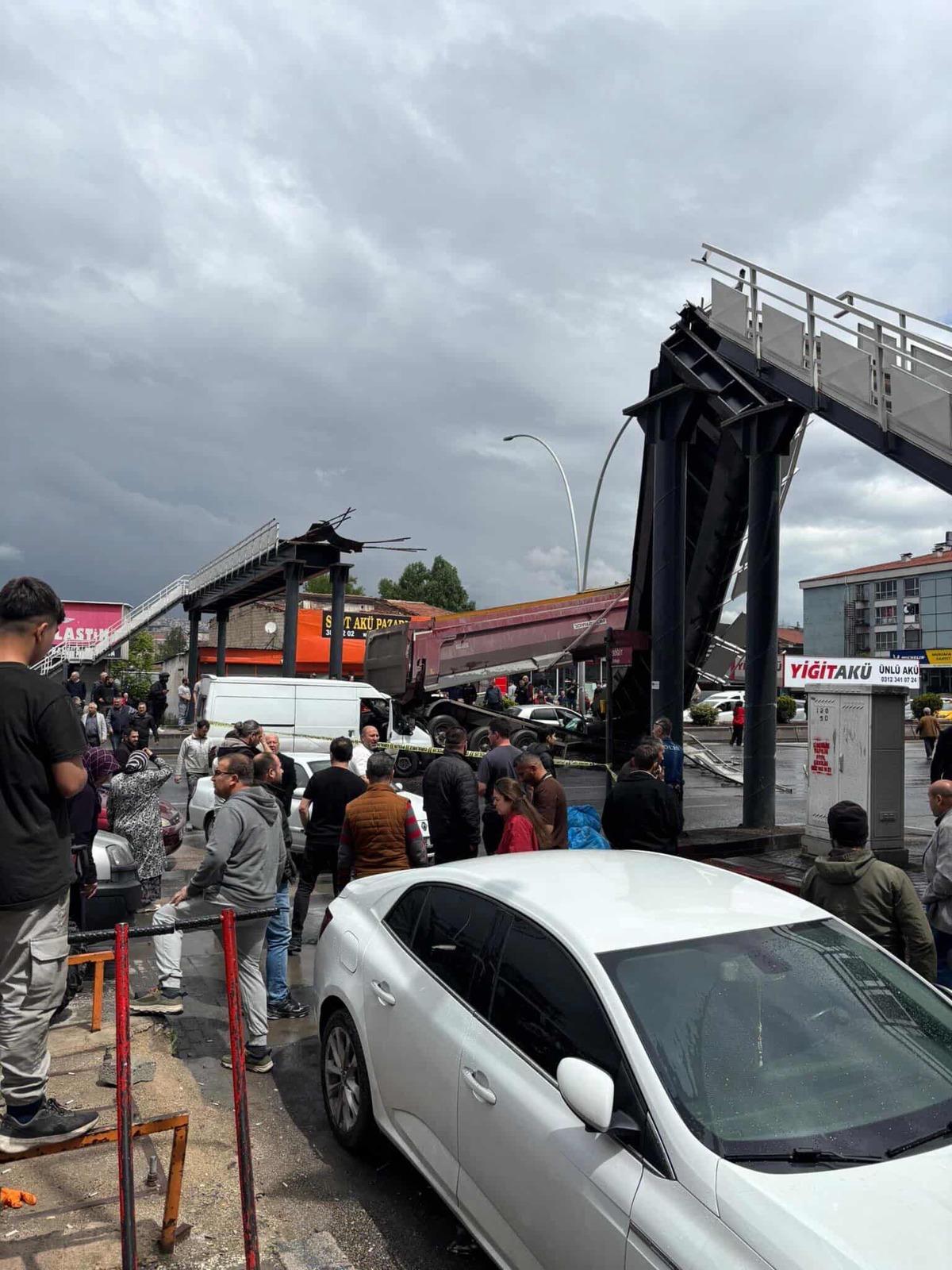 Seyir halindeki kamyon &uuml;st ge&ccedil;idi yıktı: 3 yaralı!  4