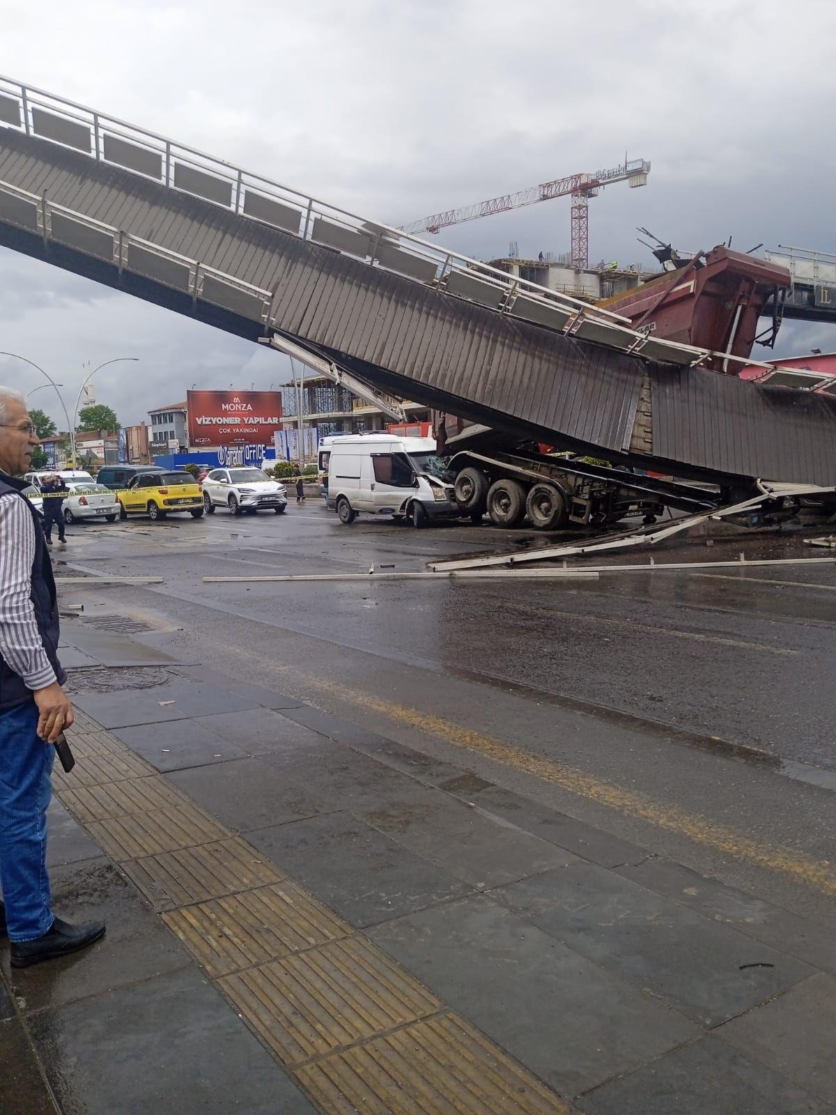 Seyir halindeki kamyon &uuml;st ge&ccedil;idi yıktı: 3 yaralı!  3