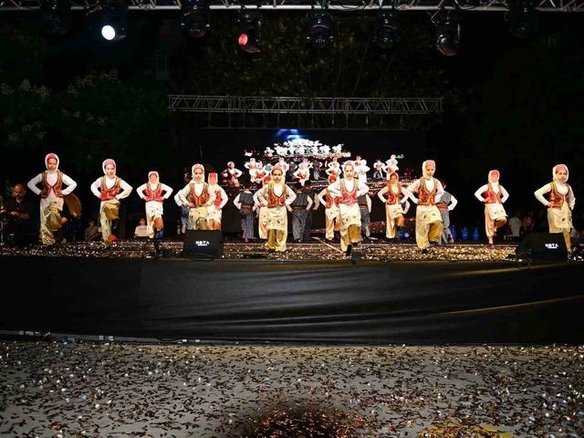 Konyaaltı İlkokulu&rsquo;ndan renkli halk oyunları şenliği