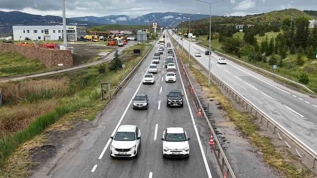 43 ilin geçiş noktasında trafik yoğunluğu arttı