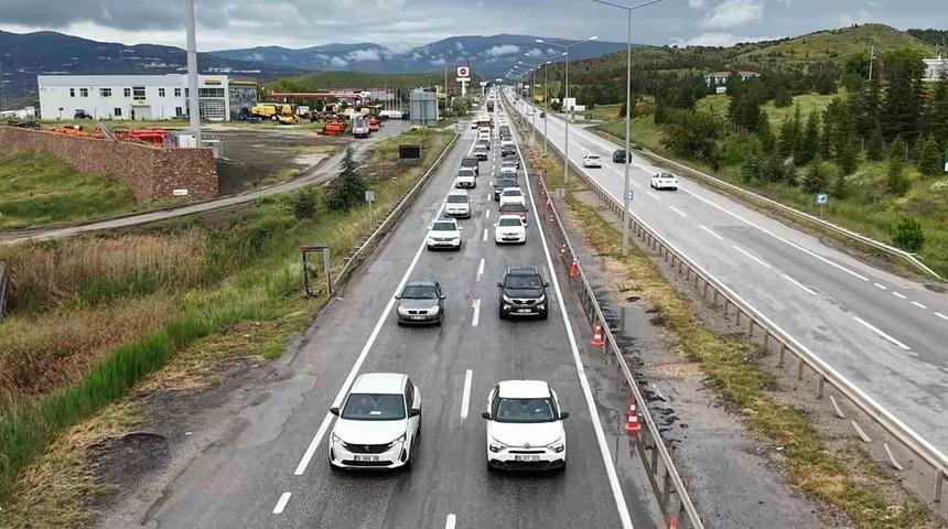43 ilin ge&ccedil;iş noktasında trafik yoğunluğu arttı