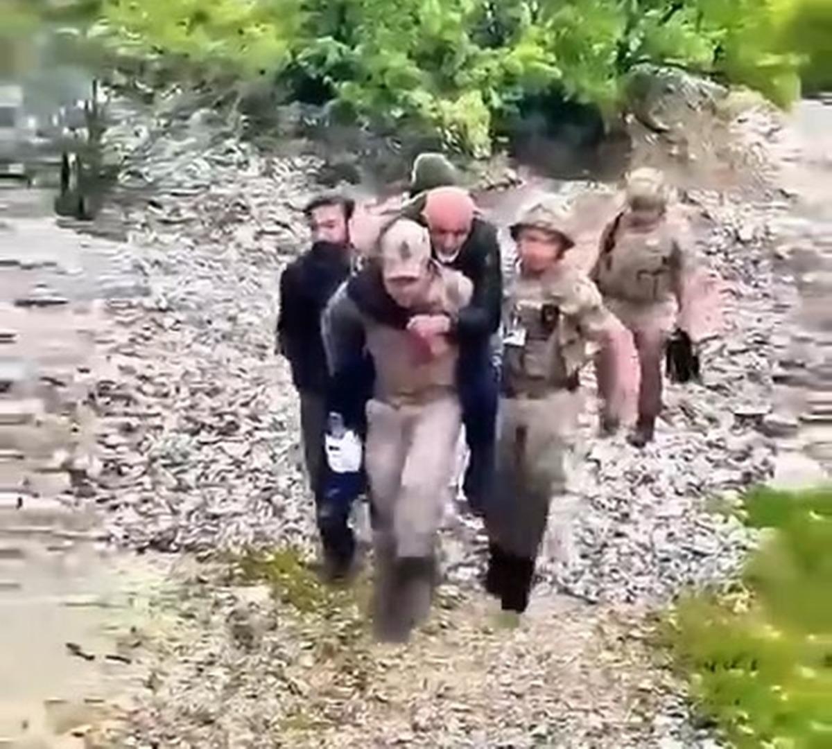 Arazide mahsur kalan yaralıyı jandarma sırtında taşıdı 1