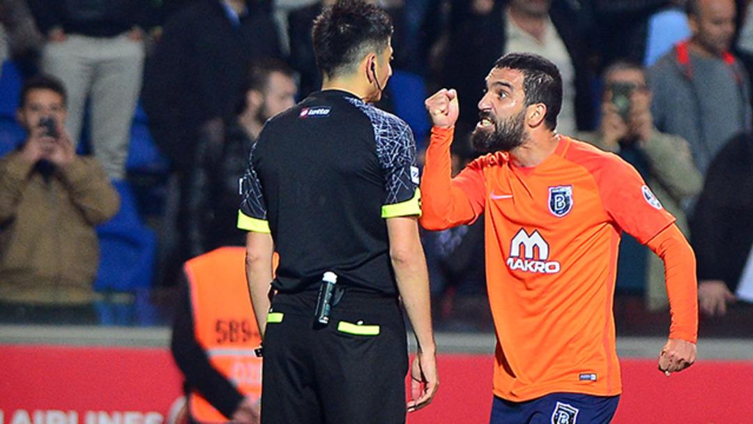 Arda Turan hakeme fiziksel m&uuml;dahalede bulundu ve kırmızı kart g&ouml;rd&uuml;!