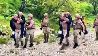 Arazide mahsur kalan yaralıyı jandarma sırtında taşıdı
