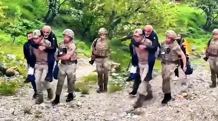 Arazide mahsur kalan yaralıyı jandarma sırtında taşıdı