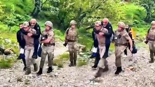 Arazide mahsur kalan yaralıyı jandarma sırtında taşıdı