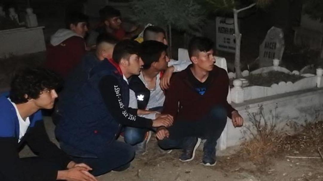 Gizemli kızın g&ouml;r&uuml;ld&uuml;ğ&uuml; mezarlıkta hareketli anlar! Polisleri harekete ge&ccedil;iren olay!