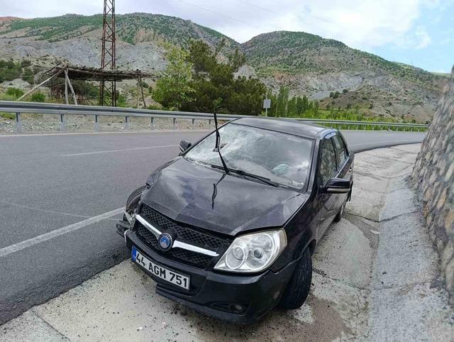 Malatya da otomobil bariyerlere çarptı: 1 yaralı 2