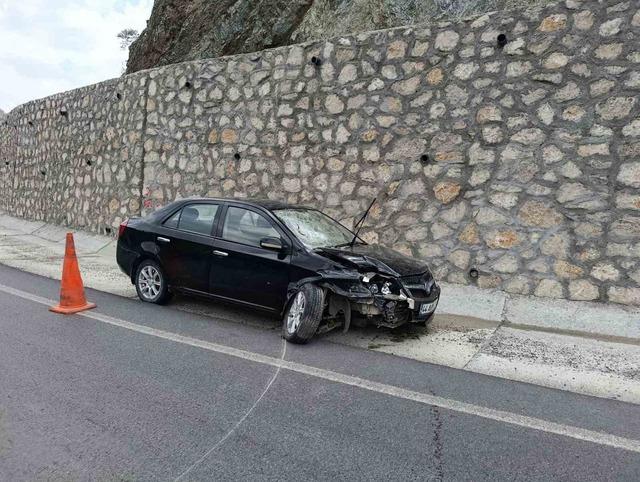 Malatya da otomobil bariyerlere çarptı: 1 yaralı 1
